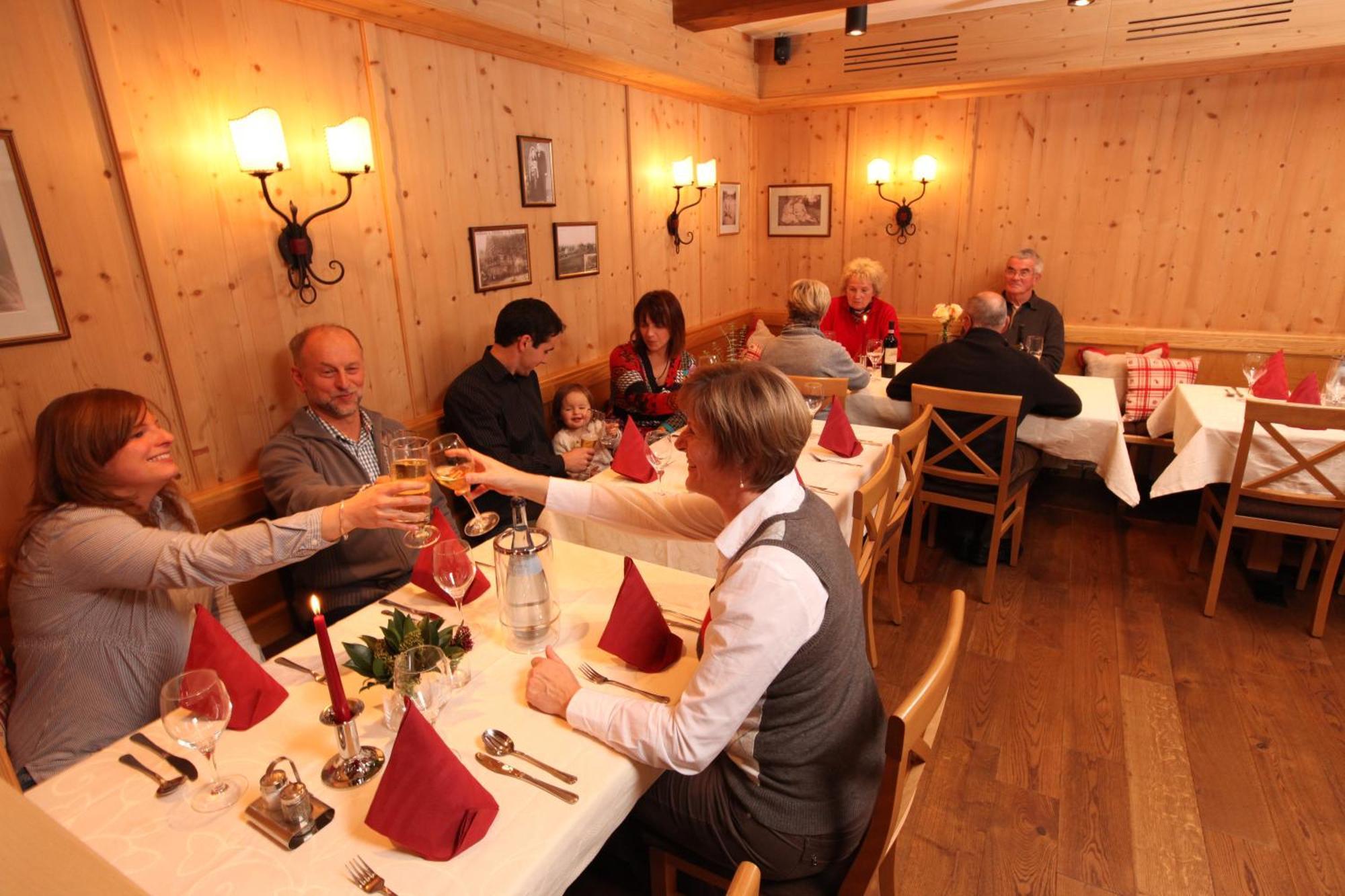 Gasthof-Pension Brauner Hirsch In Alfeld - Mittelfranken Exteriör bild